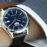 Citizen NH8390-20LE σε ανδρικό χέρι με μαύρο δερμάτινο λουράκι.