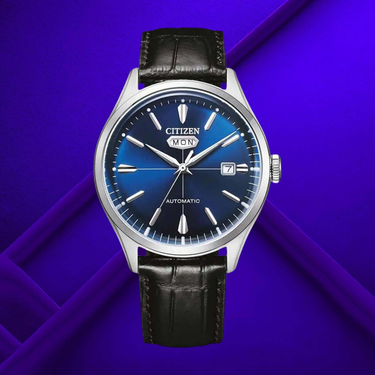 Citizen NH8390-20LE σε studio background με μαύρο δερμάτινο λουράκι και μπλε καντράν.