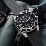 Καταδυτικό ρολόι Citizen Promaster Divers NB6021-17E με μαύρο καουτσούκ λουράκι και μαύρο καντράν διαμέτρου 41mm με περιστρεφόμενη στεφάνη.