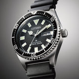 Καταδυτικό ρολόι Citizen Promaster Divers NY0120-01EE με μαύρο καουτσούκ λουράκι και μαύρο καντράν διαμέτρου 41mm.