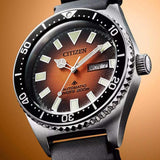 Καταδυτικό ρολόι Citizen Promaster Divers NY0120-01ZE με μαύρο καουτσούκ λουράκι και πορτοκαλί καντράν διαμέτρου 41mm.