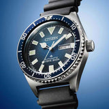 Καταδυτικό ρολόι Citizen Promaster Divers NY0129-07LE με μαύρο καουτσούκ λουράκι και μπλε καντράν διαμέτρου 41mm.