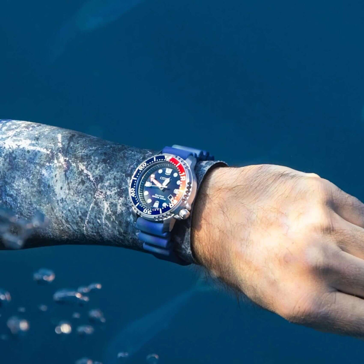 Καταδυτικό ρολόι Citizen Promaster Eco-Drive Divers BN0168-06L με μπλε καουτσούκ λουράκι και μπλε καντράν διαμέτρου 44mm.