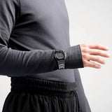 Ρολόι D1 Milano D1-CEBU01 φορεμένο σε καρπό, αναδεικνύοντας το μαύρο κεραμικό μπρασελέ, την κάσα Ø37 mm και το minimal μαύρο καντράν.
