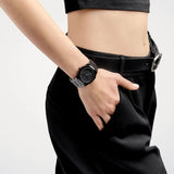 Ρολόι D1 Milano D1-CEBU01 φορεμένο σε καρπό, αναδεικνύοντας το μαύρο κεραμικό μπρασελέ, την κάσα Ø37 mm και το minimal μαύρο καντράν.