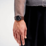 Ρολόι D1 Milano D1-NYBJ02 φορεμένο σε καρπό, με διαφανές λουράκι nylon και μαύρο καντράν Ø39 mm.