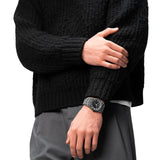 Ρολόι D1 Milano D1-PCBJ33 φορεμένο σε καρπό με μαύρο πολυκαρμπονικό μπρασελέ και κάσα Ø40.5 mm.
