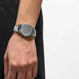 Ρολόι D1 Milano Silver Gleam D1-UTBL39 σε γυναικείο χέρι με ασημί ατσάλινο μπρασελέ.