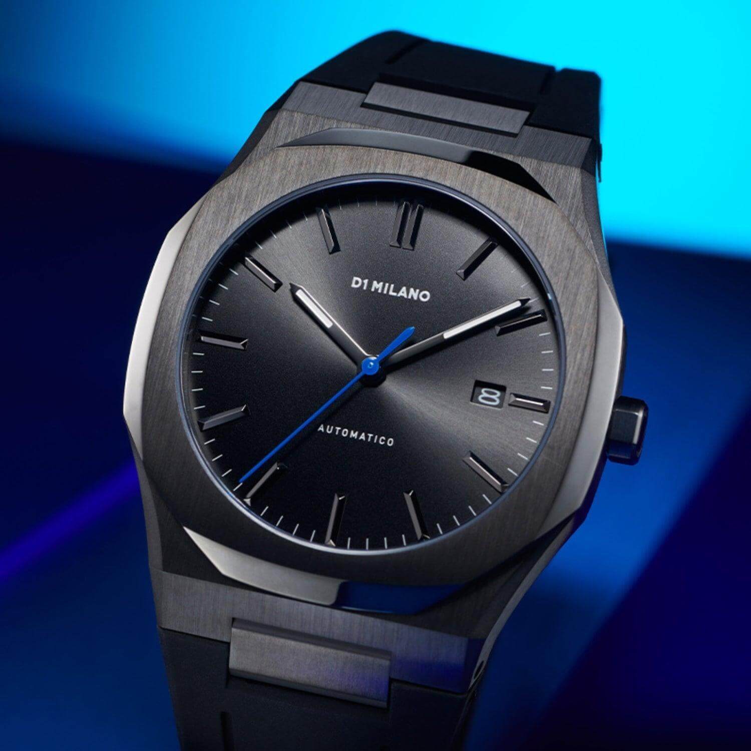 Ρολόι D1 Milano Retro Blue D1-ATRJ11 με μαύρο καουτσούκ λουρί, μαύρο καντράν με μπλε δείκτη, ένδειξη ημερομηνίας και οκτάγωνο στεφάνι διαμέτρου 41.5 mm αδιάβροχο στις 5ATM-50M.