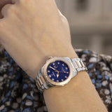 Γυναικείο ρολόι Festina Boyfriend F20505/3 με δίχρωμο μπρασελέ σε ασημί-χρυσό χρώμα και μπλε καντράν 34.5mm  με ζιργκόν και ημερομηνια-φορεμένο.