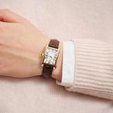 Γυναικείο ρολόι Gant Rhode Island Mini G195006 με καφέ δερμάτινο λουράκι και άσπρο τετράγωνο καντράν μεγέθους 20,5mm, φορεμένο.