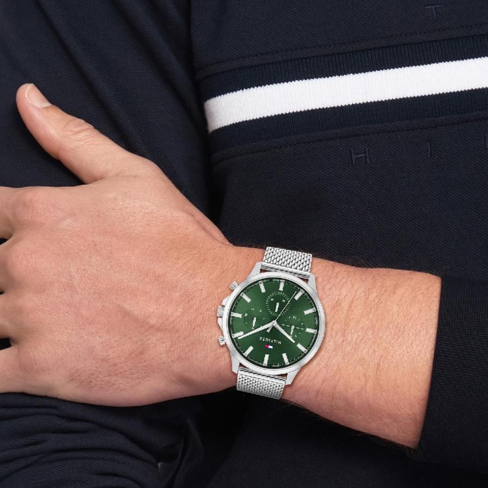 Αντρικό ρολόι Tommy Hilfiger James 1710499 χρονογράφος με ασημί ατσάλινο μπρασελέ και πράσινο καντράν διαμέτρου 44mm.