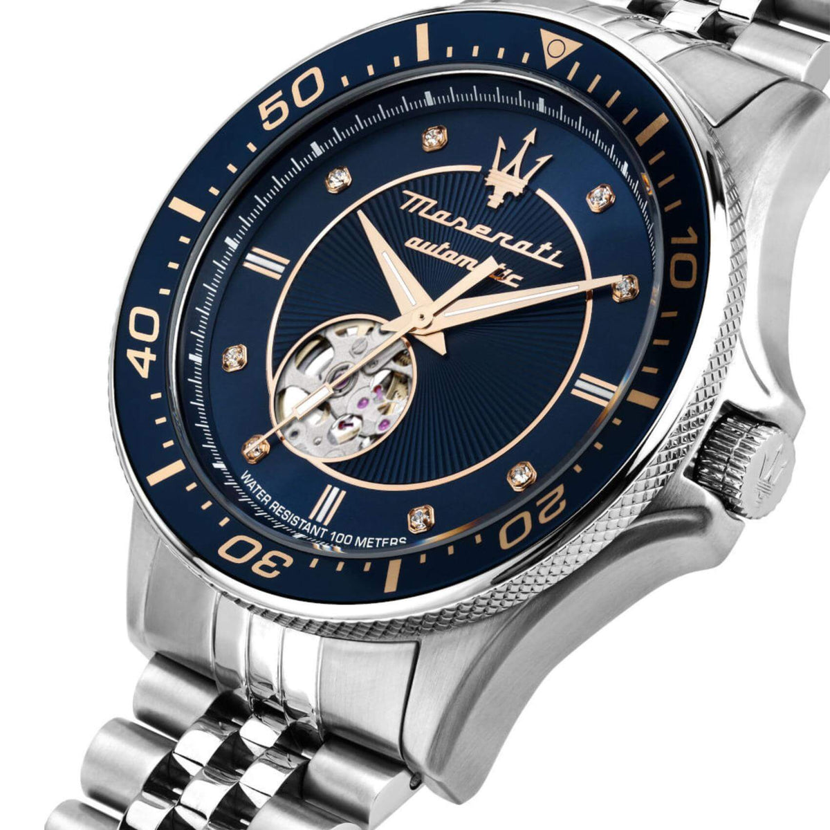 Κοντινό στο μπλε καντράν του Maserati Sfida R8823140013 με χρυσούς δείκτες και εμφανή μηχανισμό.