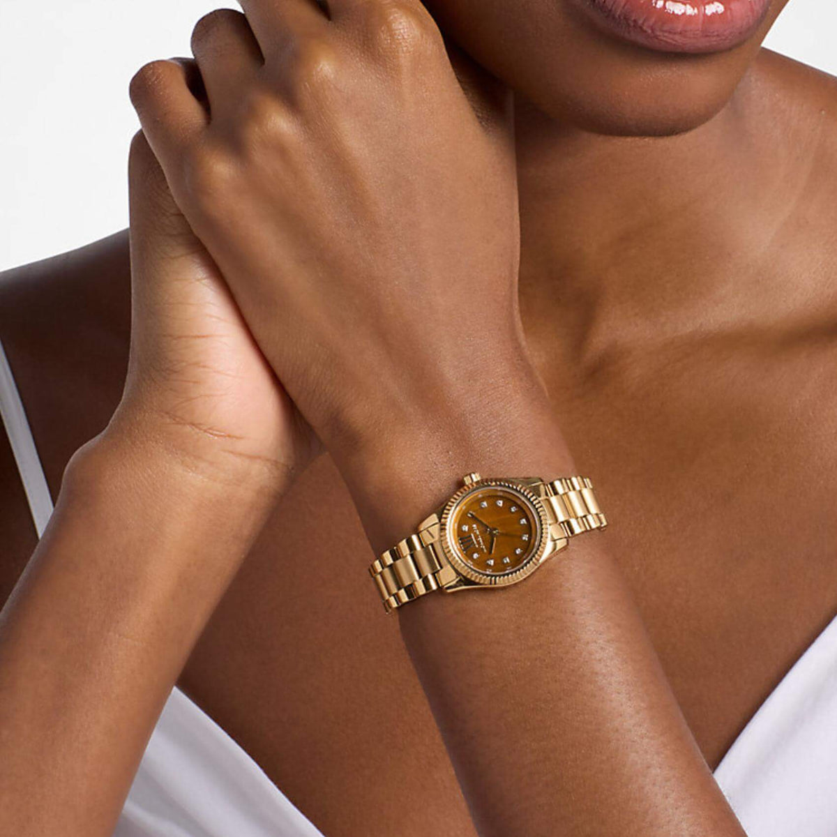 Michael Kors Petite Lexington Pavé MK7578 σε γυναικείο χέρι με χρυσό ατσάλινο μπρασελέ.