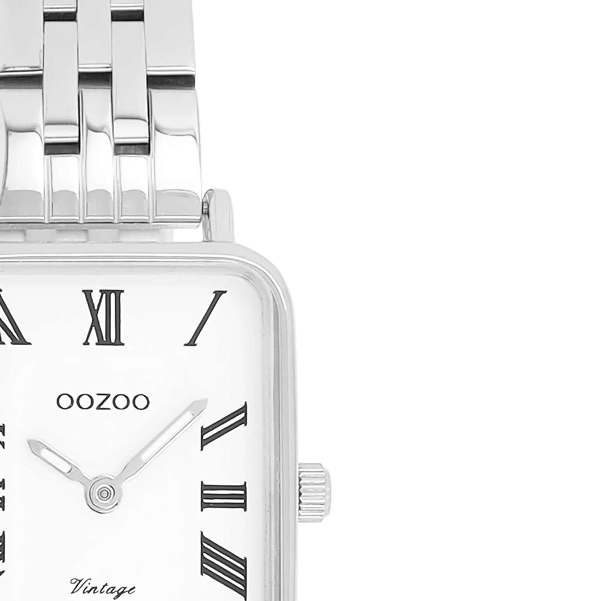 Τετράγωνο ρολόι Oozoo Vintage C20410 με ασημί ατσάλινο μπρασελέ και άσπρο καντράν διαστάσεων 24x28mm, κοντινή λήψη.