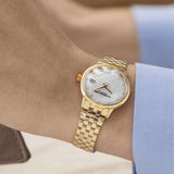 Γυναικείο ρολόι Raymond Weil Toccata Diamonds 5985-P-97081 με χρυσό μπρασελέ και άσπρο φίλντισι καντράν 29mm με διαμάντια.