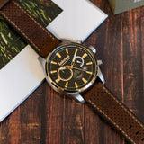 Ανδρικό ρολόι Timberland Aldridge TDWGC2102402 χρονογράφος με καφέ δερμάτινο λουράκι και μαύρο καντράν διαμέτρου 46mm με ένδειξη ημερομηνίας.