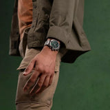 Timberland Ashmont TDWGK0082604 σε ανδρικό χέρι με ασημί ατσάλινο μπρασελέ.