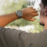 Timberland Calahan TDWGF0095402 σε ανδρικό χέρι με καφέ δερμάτινο λουράκι.