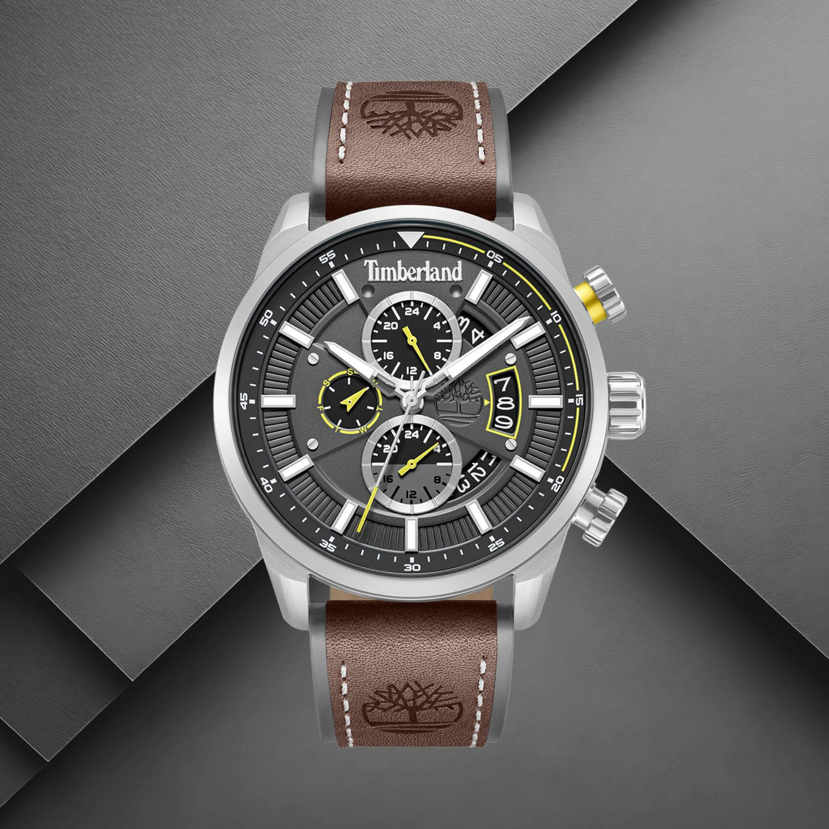 Timberland Calahan TDWGF0095402 σε studio background με καφέ δερμάτινο λουράκι και μαύρο καντράν.