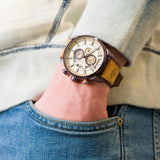 Ανδρικό ρολόι Timberland Callahan TDWGF2102604 χρονογράφος με ταμπά δερμάτινο λουράκι και μπεζ καντράν διαμέτρου 46mm με ένδειξη ημέρας-ημερομηνίας.