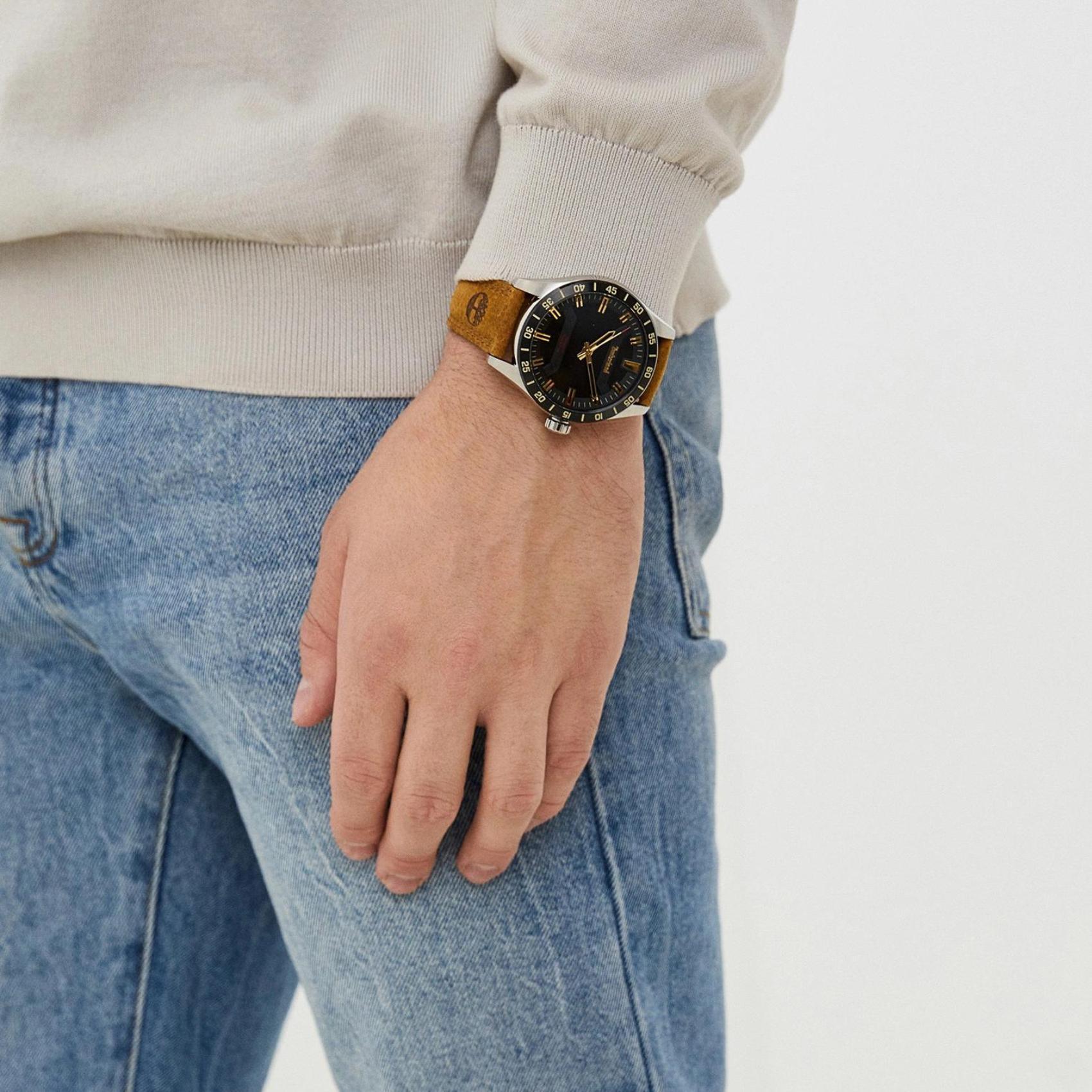 Αντρικό ρολόι Timberland Calverton TDWGA2201201 με ταμπά δερμάτινο λουράκι και μαύρο καντράν διαμέτρου 46mm.