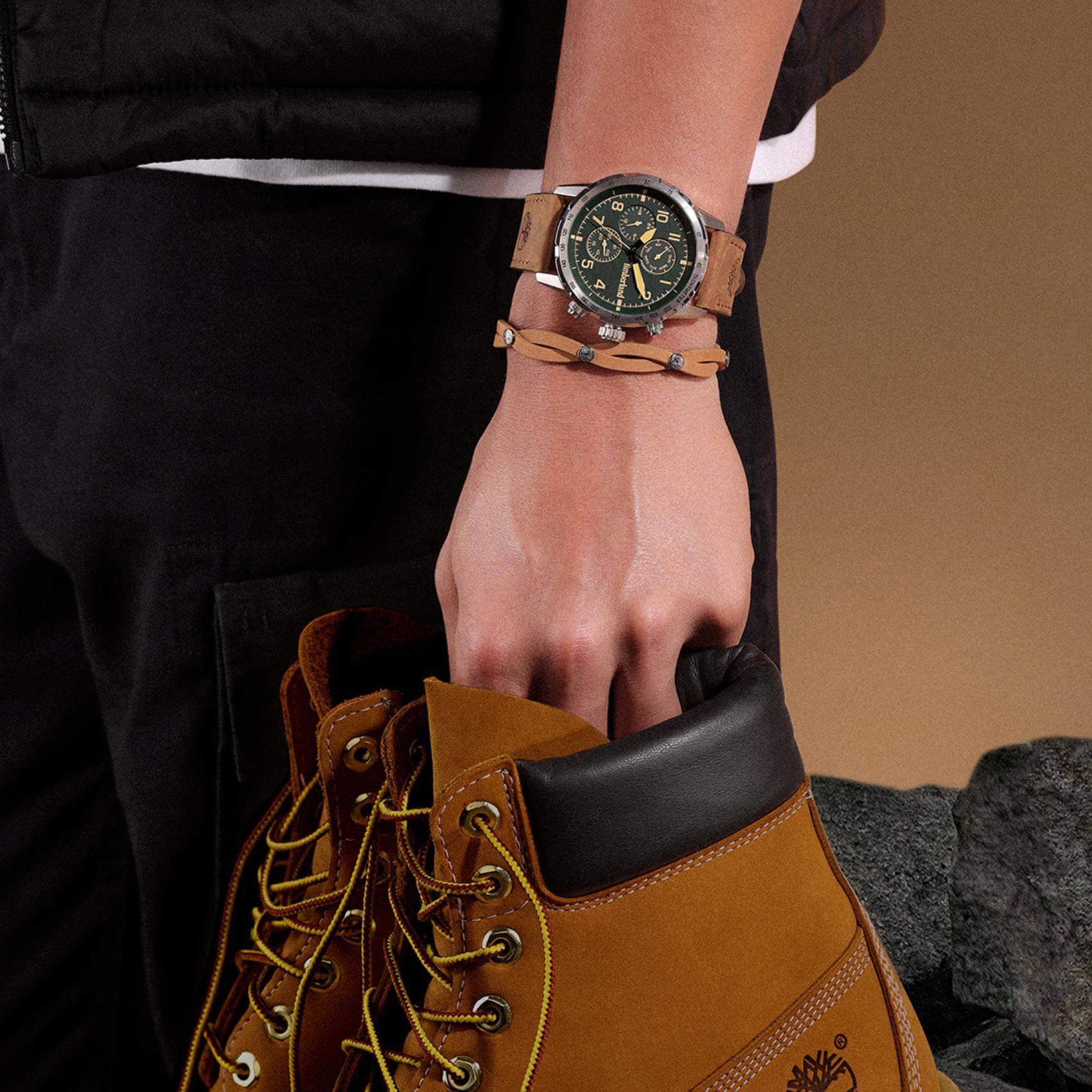 Timberland Campton TDWGF0055402 σε ανδρικό χέρι με ταμπά δερμάτινο λουράκι.
