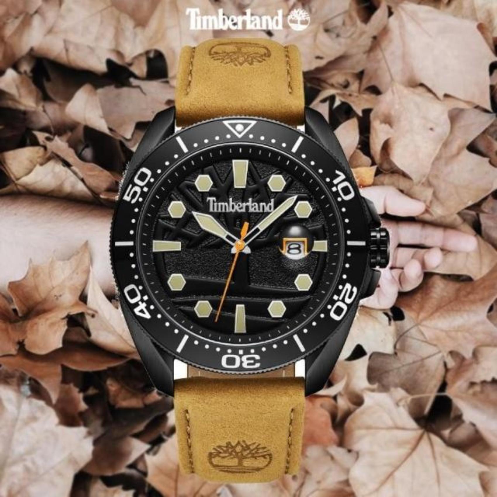 Ανδρικό ρολόι Timberland Carrigan TDWGB2230601 με ταμπά δερμάτινο λουράκι και μαύρο καντράν διαμέτρου 44mm με ένδειξη ημερομηνίας.