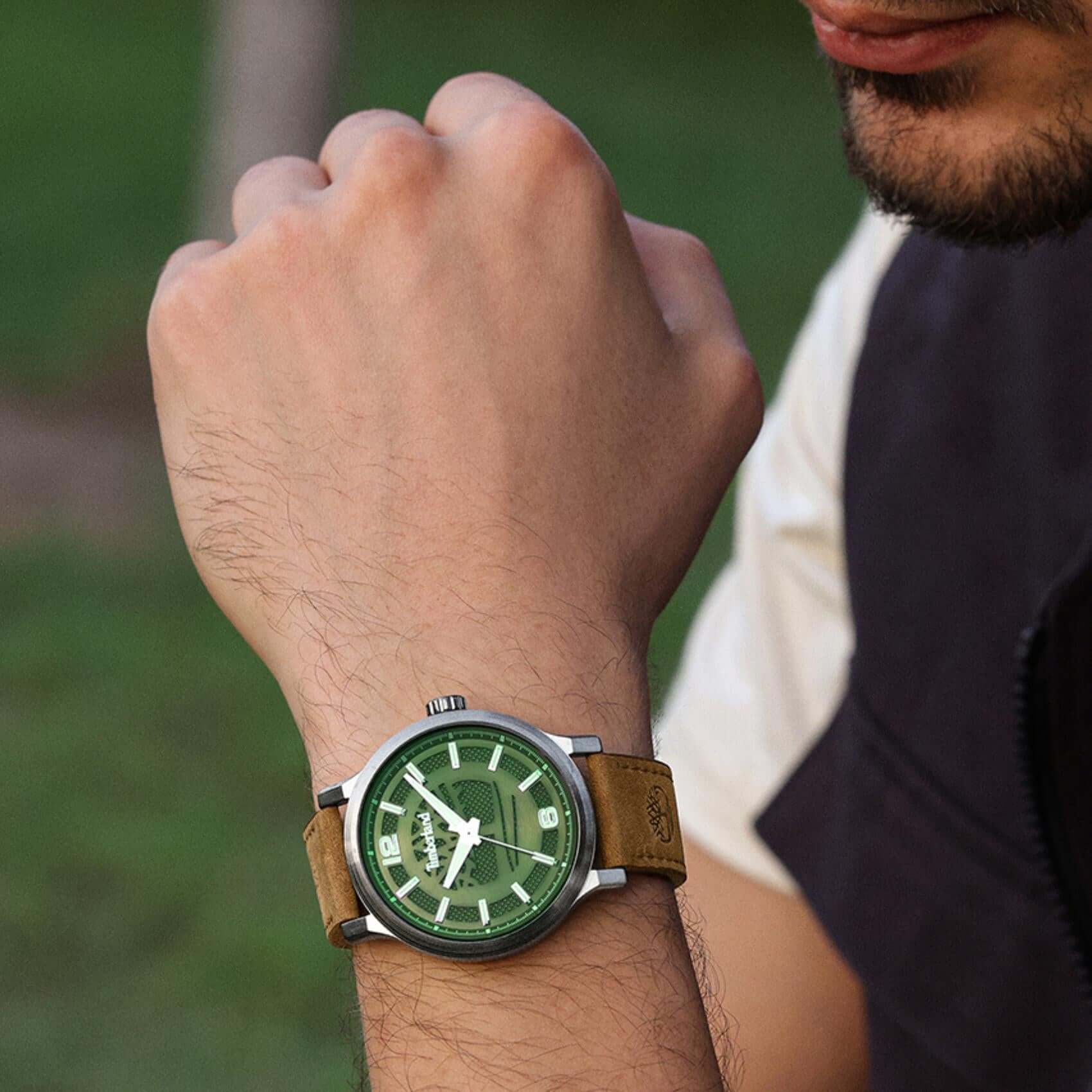 Timberland Driscoll TDWGA0094701 σε ανδρικό χέρι με καφέ δερμάτινο λουράκι.