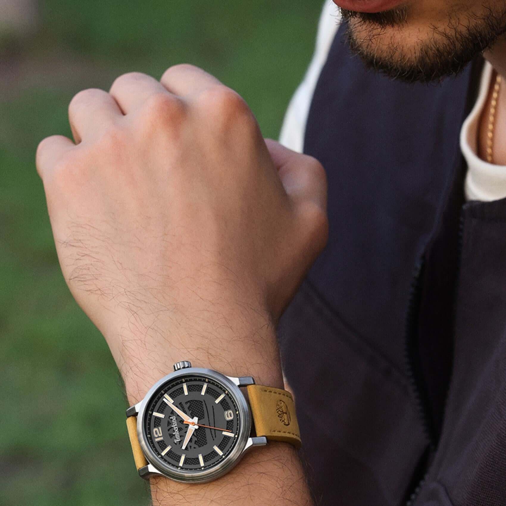 Timberland Driscoll TDWGA0094702 σε ανδρικό χέρι με ταμπά δερμάτινο λουράκι.