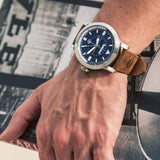 Ρολόι Timberland Driscoll TDWGF2231001 με καφέ δερμάτινο λουρί, μπλε καντράν και κάσα διαμέτρου 46mm με ένδειξη 24ωρου.
