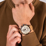 Ανδρικό ρολόι Timberland Henniker II TBL14816JLBN07 dual time με καφέ δερμάτινο λουράκι και μπεζ καντράν διαμέτρου 46mm.