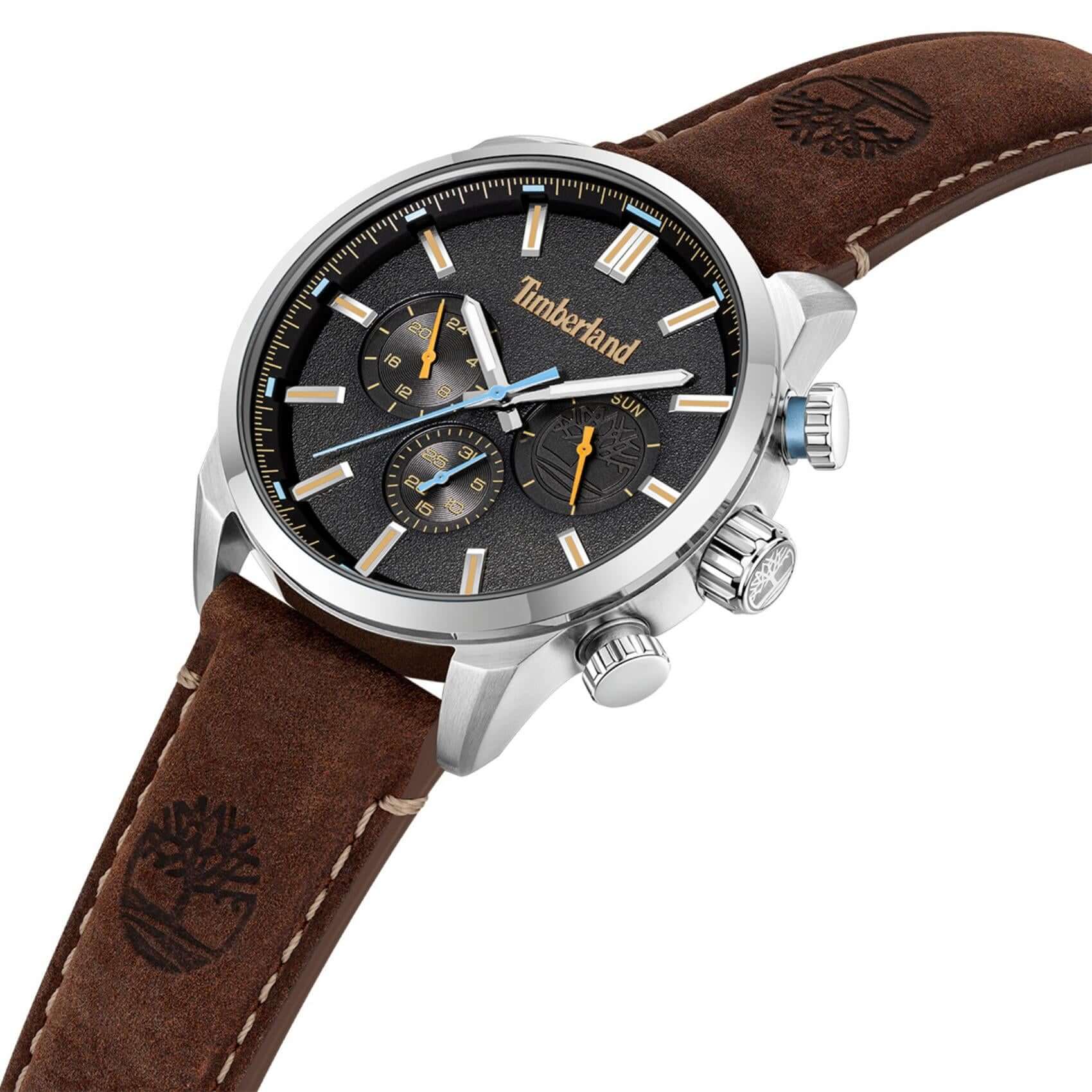 Κοντινό στο καντράν του Timberland Henniker II TDWGF0028708 με μαύρο dial, ένδειξη ημέρας-ημερομηνίας και διπλής ώρας.