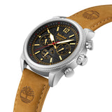 Πλάγια όψη του Timberland Henniker II TDWGF0082801 με ταμπά δερμάτινο λουράκι και κάσα 46 mm.