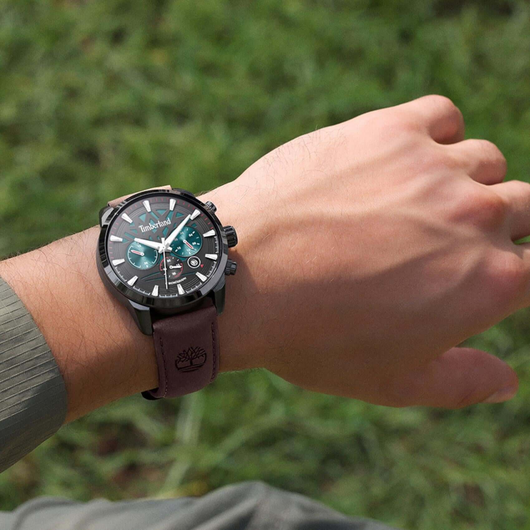 Timberland Henniker II TDWGF0095002 σε ανδρικό χέρι με καφέ δερμάτινο λουράκι.