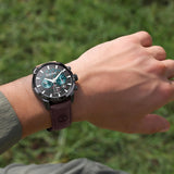 Timberland Henniker II TDWGF0095002 σε ανδρικό χέρι με καφέ δερμάτινο λουράκι.