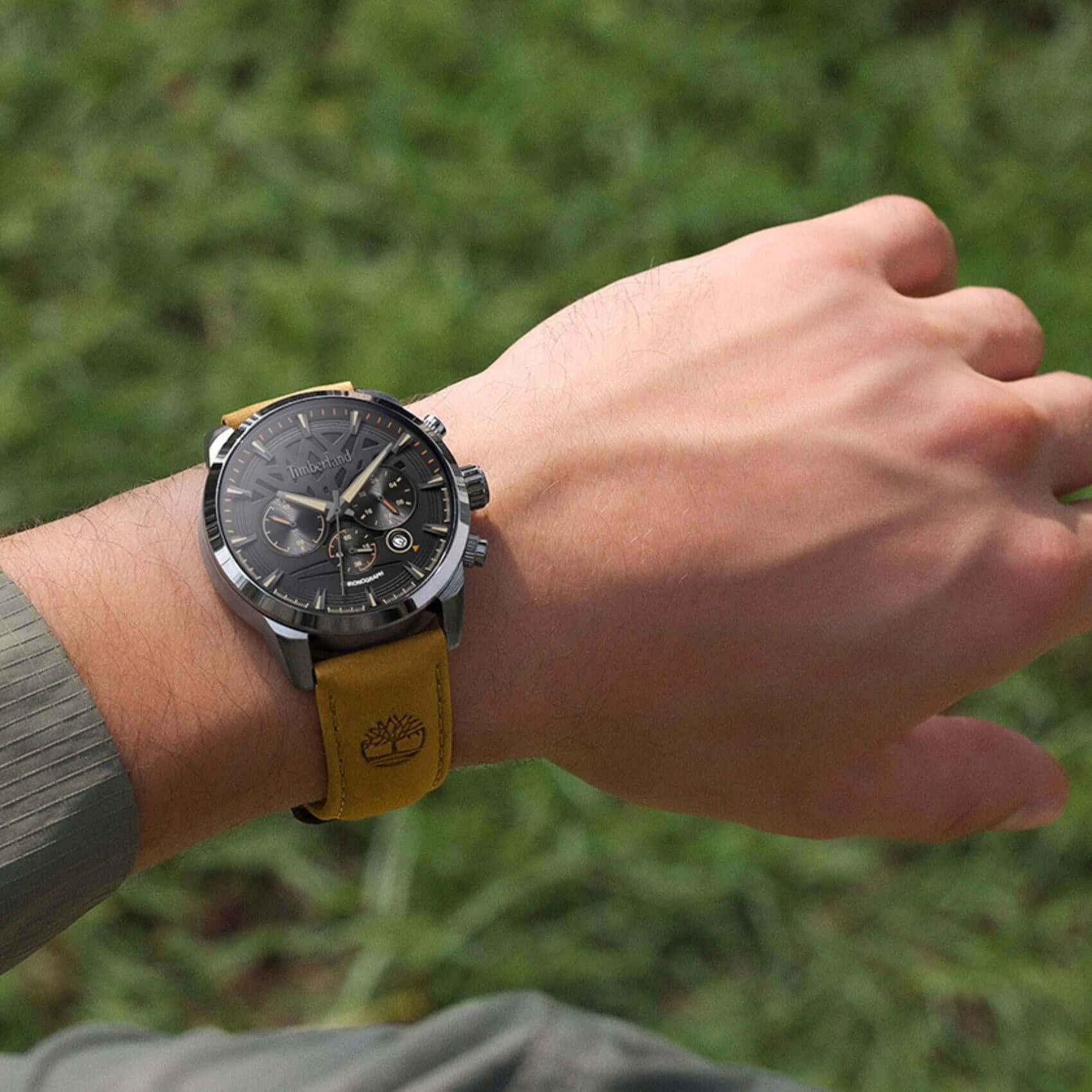 Timberland Henniker II TDWGF0095003 σε ανδρικό χέρι με ταμπά δερμάτινο λουράκι.