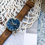 Ανδρικό ρολόι Timberland Henniker II TDWGF2201106 dual time με καφέ δερμάτινο λουράκι και μπλε καντράν διαμέτρου 46mm.