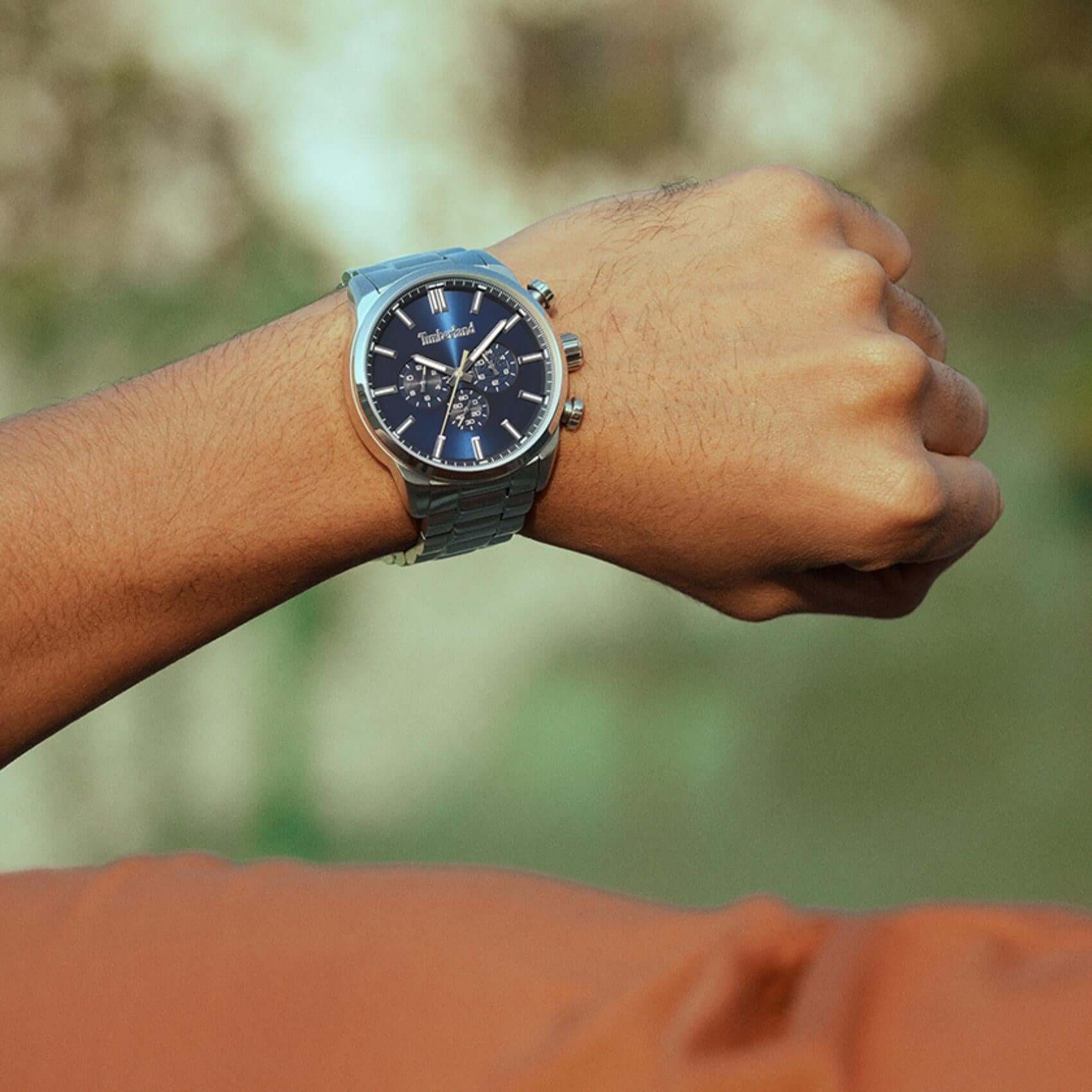 Timberland Henniker II TDWGK0095301 σε ανδρικό χέρι με ασημί ατσάλινο μπρασελέ.