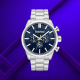 Timberland Henniker II TDWGK0095301 σε studio background με ασημί ατσάλινο μπρασελέ και μπλε καντράν.