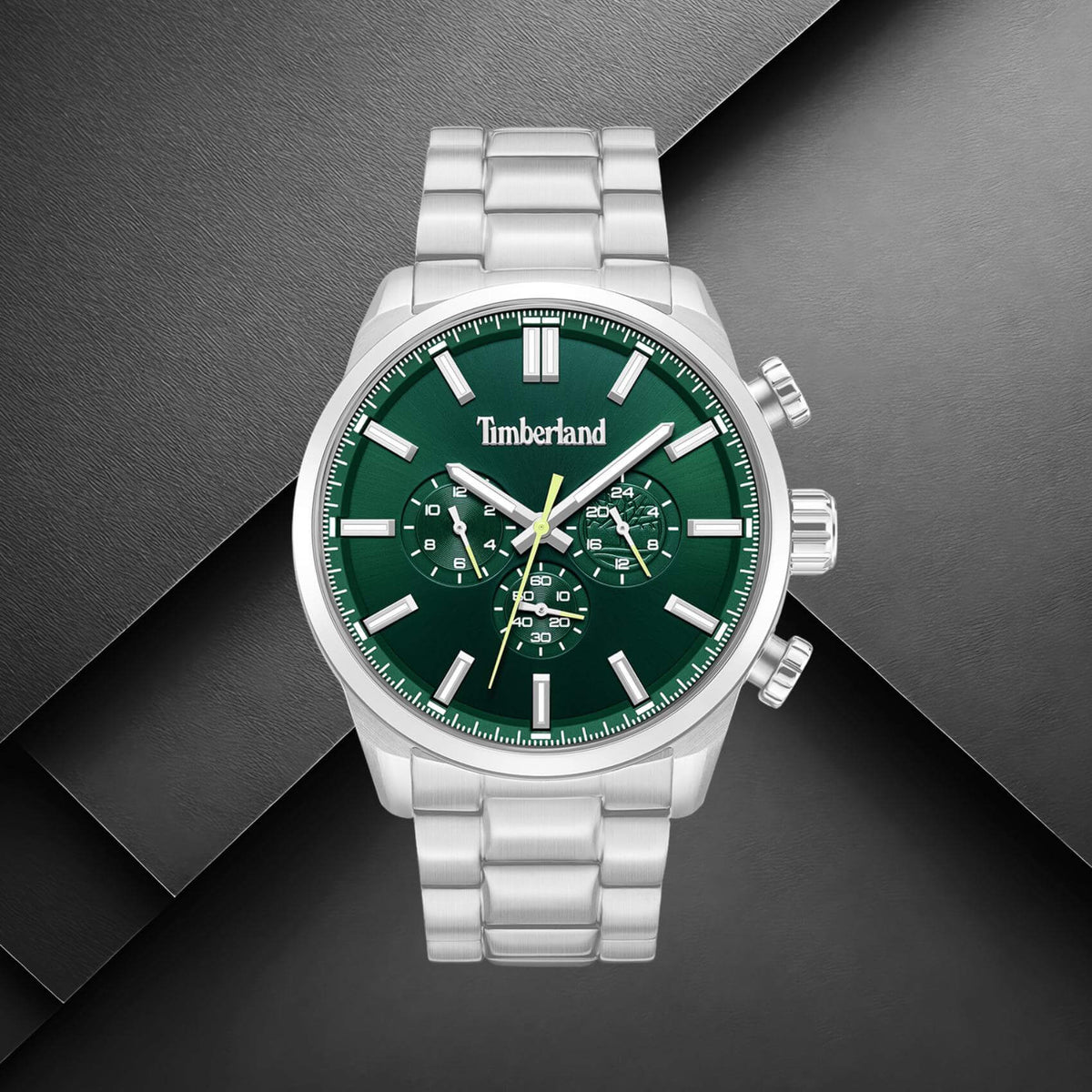 Timberland Henniker II TDWGK0095302 σε studio background με ασημί ατσάλινο μπρασελέ και πράσινο καντράν.