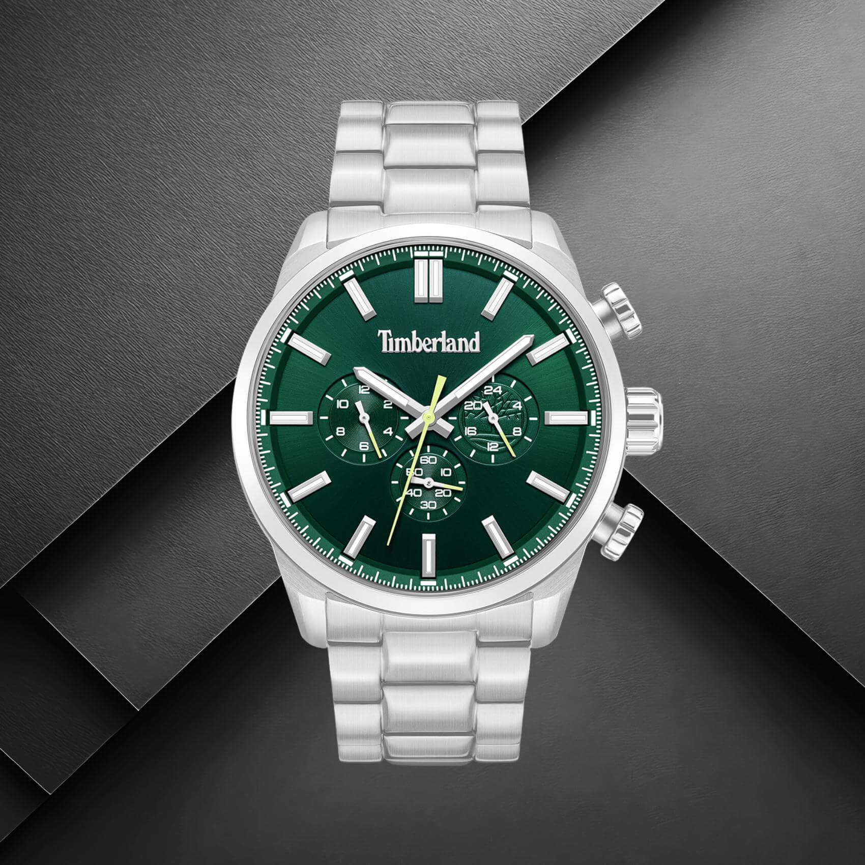 Timberland Henniker II TDWGK0095302 σε studio background με ασημί ατσάλινο μπρασελέ και πράσινο καντράν.
