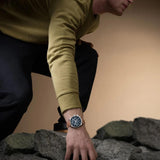 Ρολόι Dual Time Timberland Henniker III TDWGF2100606 με καφέ δερμάτινο λουράκι, μπλε καντράν 46mm & ημερομηνία-φορεμένο.