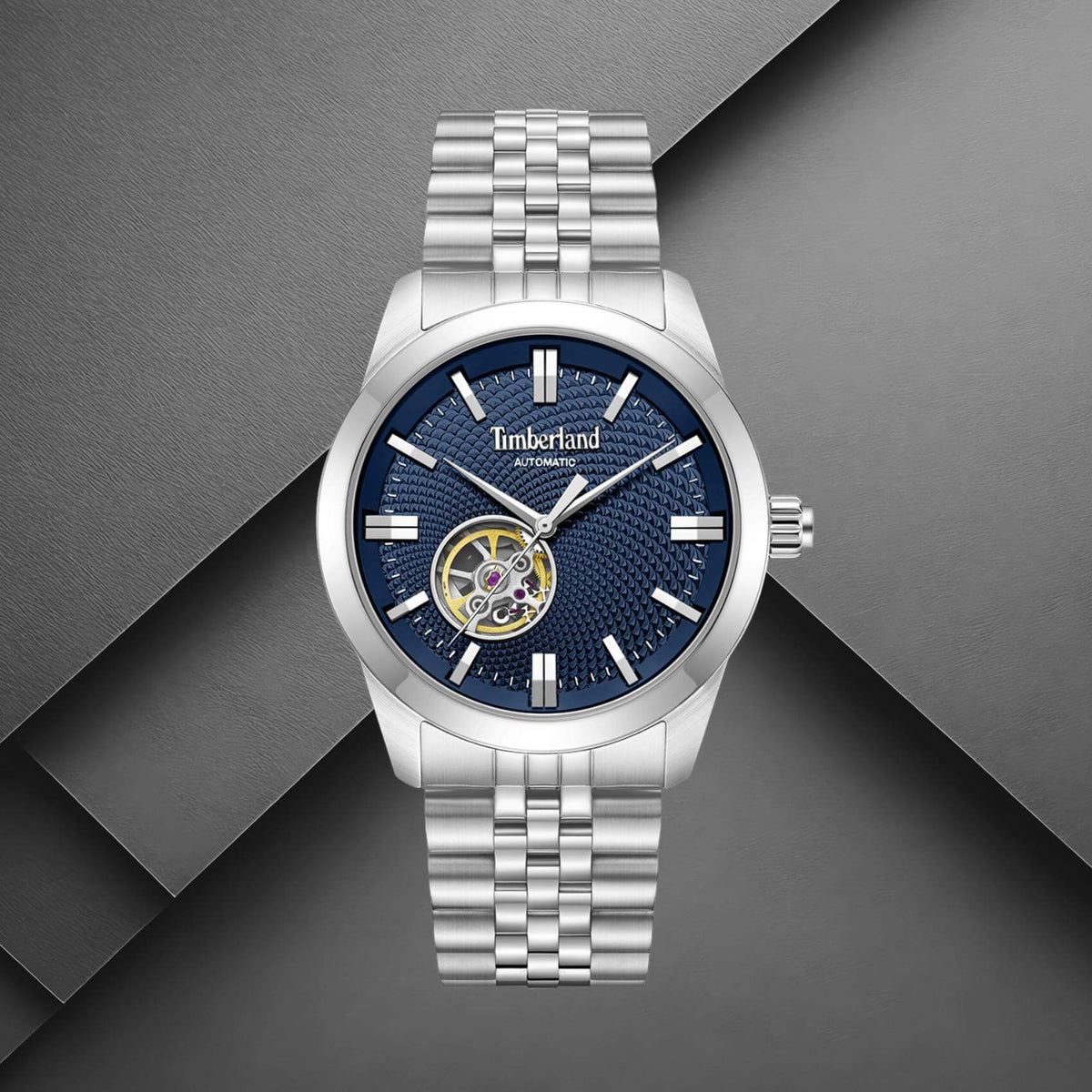 Timberland Lodgepole TDWGY0094001 σε studio background με ασημί ατσάλινο μπρασελέ και μπλε skeleton καντράν.