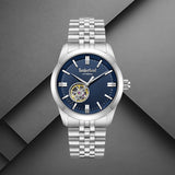 Timberland Lodgepole TDWGY0094001 σε studio background με ασημί ατσάλινο μπρασελέ και μπλε skeleton καντράν.