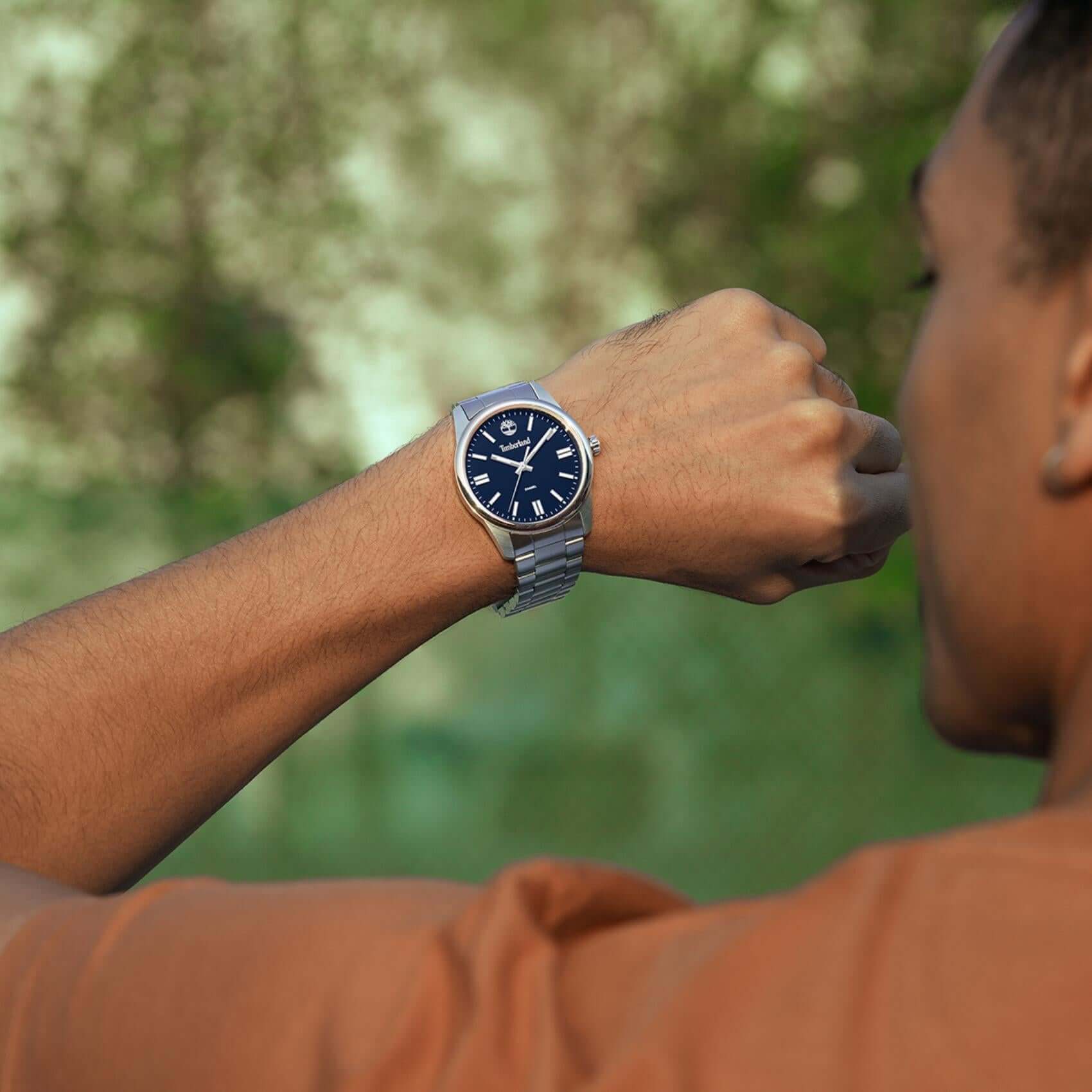 Timberland Midnight Mine TDWGG0094801 σε ανδρικό χέρι με ασημί ατσάλινο μπρασελέ.