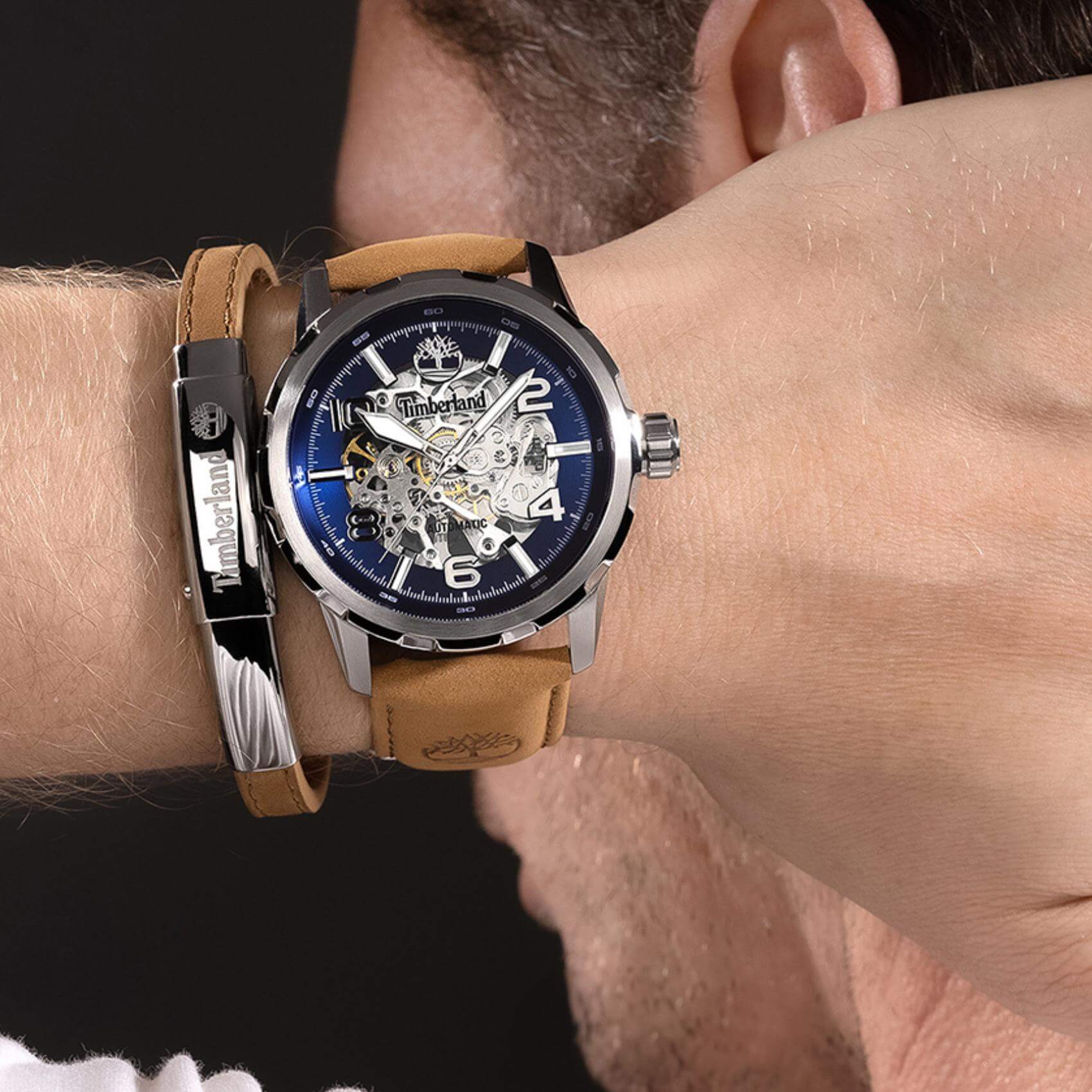 Timberland Montville TDWGE0041801 σε ανδρικό χέρι με ταμπά δερμάτινο λουράκι.