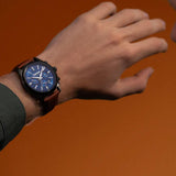 Timberland Northbridge TDWGF0041204 σε ανδρικό χέρι με καφέ δερμάτινο λουράκι.