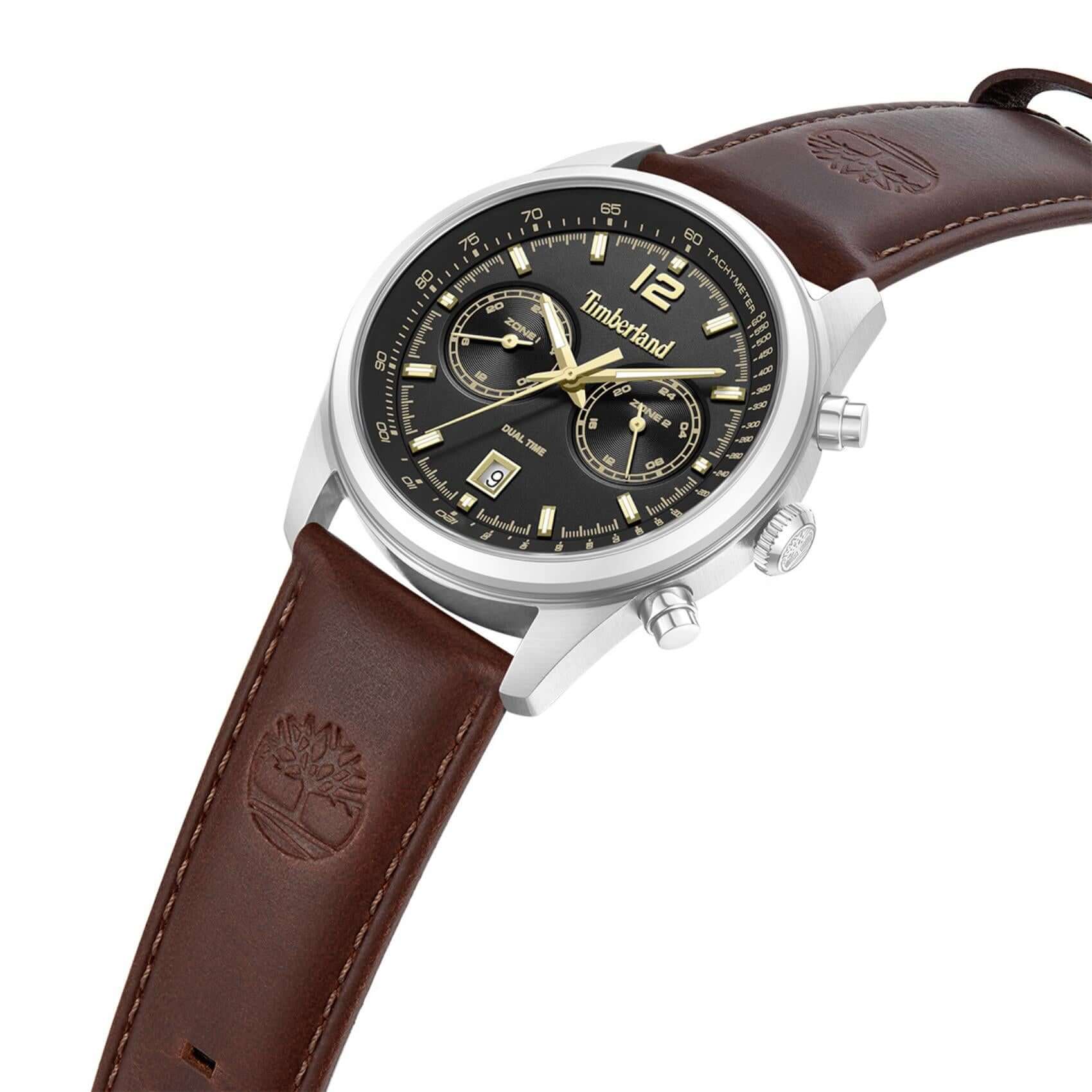 Κοντινό στο μαύρο καντράν του Timberland Northbridge TDWGF0094402 με ένδειξη ημερομηνίας και διπλή ώρα.