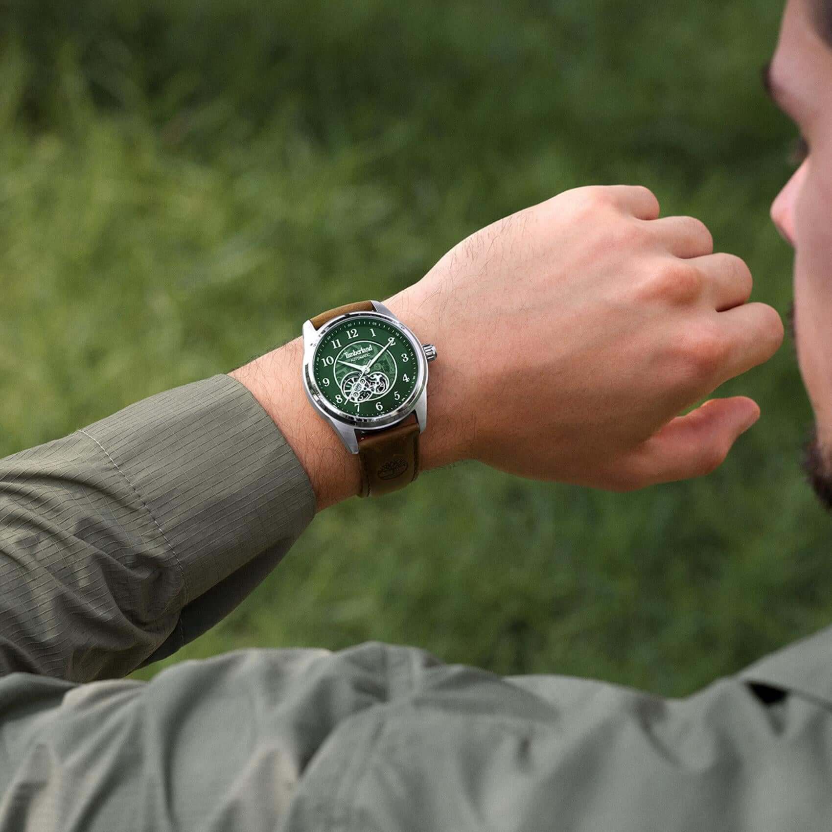 Timberland Northbridge TDWGX0095201 σε ανδρικό χέρι με καφέ δερμάτινο λουράκι.